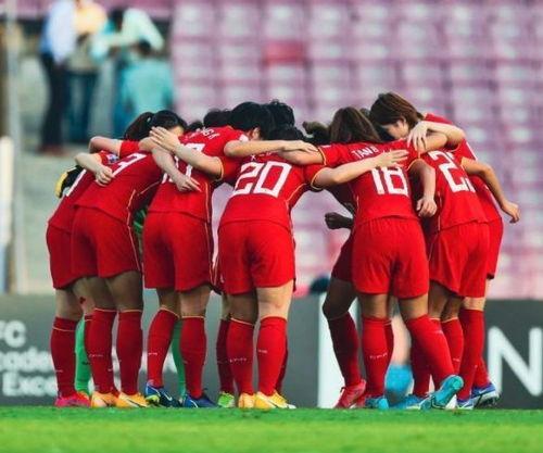 女足头条封面,激情燃烧的绿茵战场，她们用汗水谱写辉煌篇章